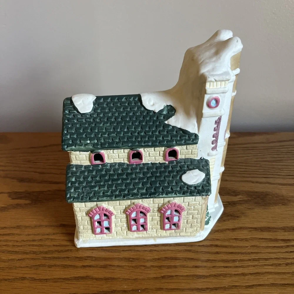 Heartland Valley Village‎ School / Schoolhouse Lighted Christmas House Porcelain